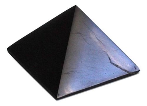 Pyramide de Shungite, elle vous est proposée ici en dimensions de 4 cm à 10 cm